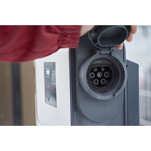 vue de la prise Borne de recharge Legrand Greenup Premium 7,4 kW avec lecteur RFID Bluetooth et protection 6 mA DC intégrée
