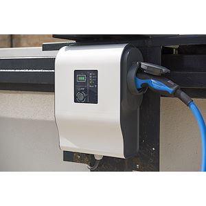 vue de la borne branché par un cable type 2 de la Borne de recharge Legrand Greenup Premium 7,4 kW avec lecteur RFID Bluetooth et protection 6 mA DC intégrée