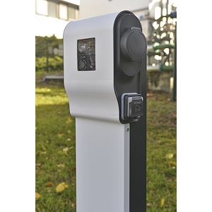 vue en extérieur de la Borne de recharge Legrand Greenup Premium 7,4 kW avec lecteur RFID Bluetooth et protection 6 mA DC intégrée