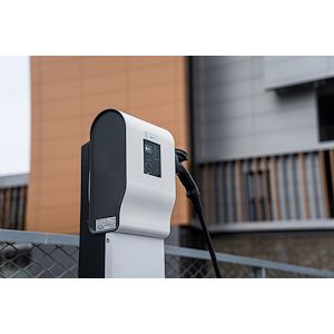 installation Borne de recharge Legrand Greenup Premium 7,4 kW avec lecteur RFID Bluetooth et protection 6 mA DC intégrée