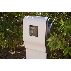 vue dans jardin Borne de recharge Legrand Greenup Premium 7,4 kW avec lecteur RFID Bluetooth et protection 6 mA DC intégrée