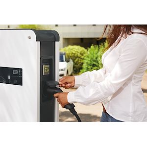 Pied métallique Legrand Greenup Premium pour installation au sol d'une borne de recharge véhicule électrique en test