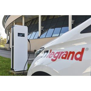 Pied métallique Legrand Greenup Premium pour installation au sol d'une borne de recharge véhicule électrique vue extérieur sur voiture en charge