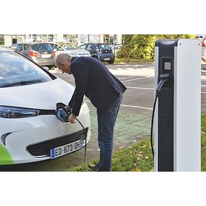 Pied métallique Legrand Greenup Premium pour installation au sol d'une borne de recharge véhicule électrique en test sur véhicule électrique